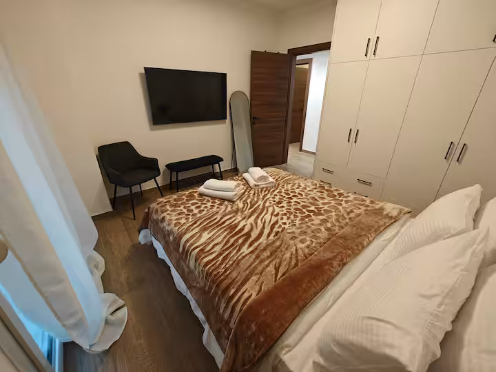 2 Main Bedroom 3 in the room 1